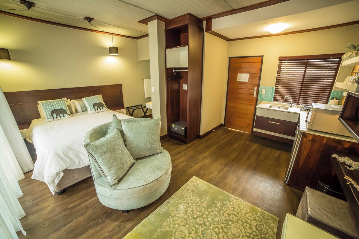 Business Suite, 1 Queen Bed | 1 bedroom, premium bedding, Tempur-Pedic beds, in-room safe