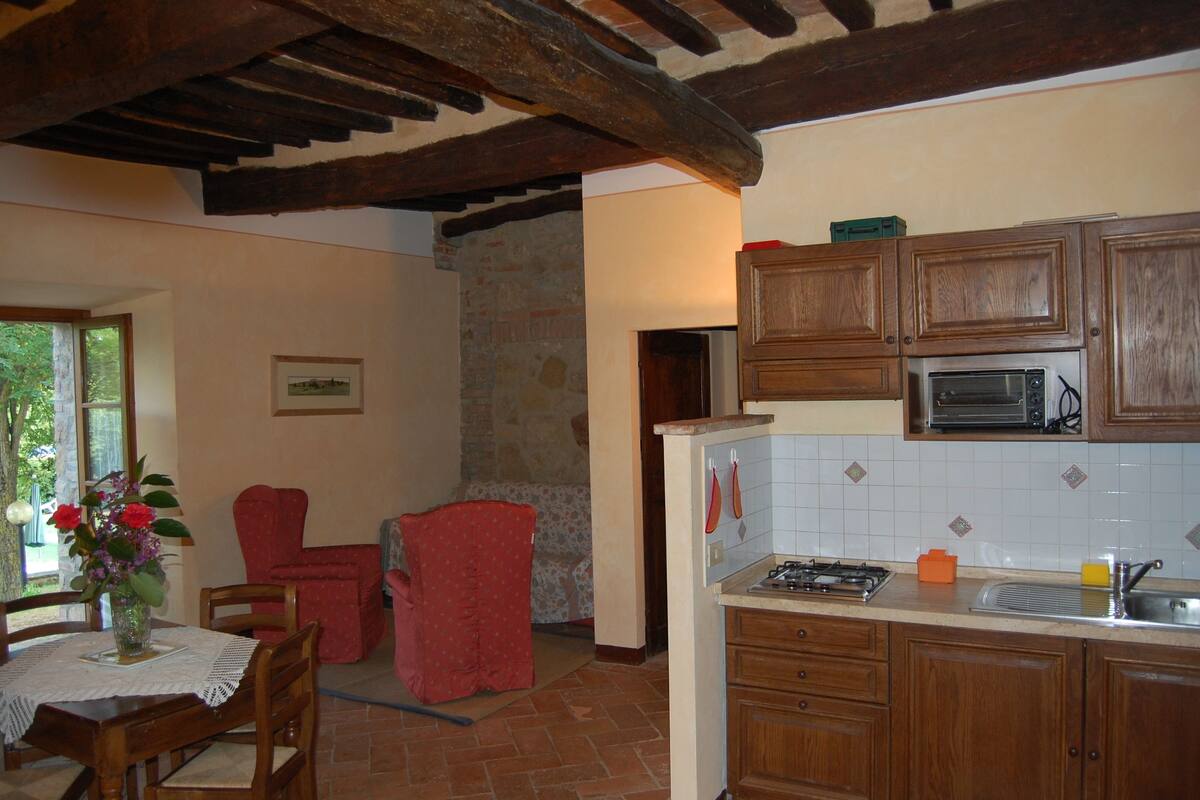 Fridge, oven, stovetop, coffee/tea maker