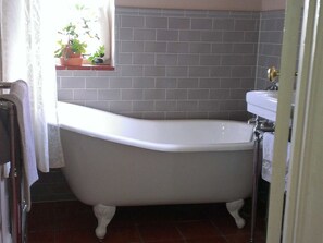 Habitación triple Confort, baño compartido, vista al jardín | Baño