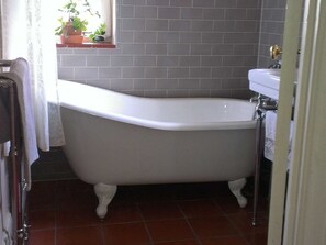 Habitación individual Confort, baño compartido, vista al jardín | Baño