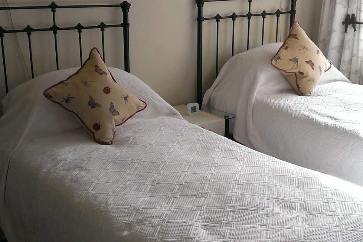 Chambre Confort double ou avec lits jumeaux, salle de bain attenante, vue sur le jardin | 1 chambre, accĂšs au Wi-Fi (inclus)