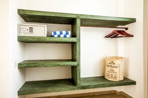 Minibar, desk, free WiFi, bed sheets - Green Parrot Beach Resort (Rekawa)