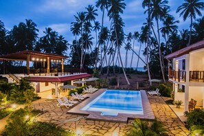 Outdoor pool, sun loungers - Green Parrot Beach Resort (Rekawa)
