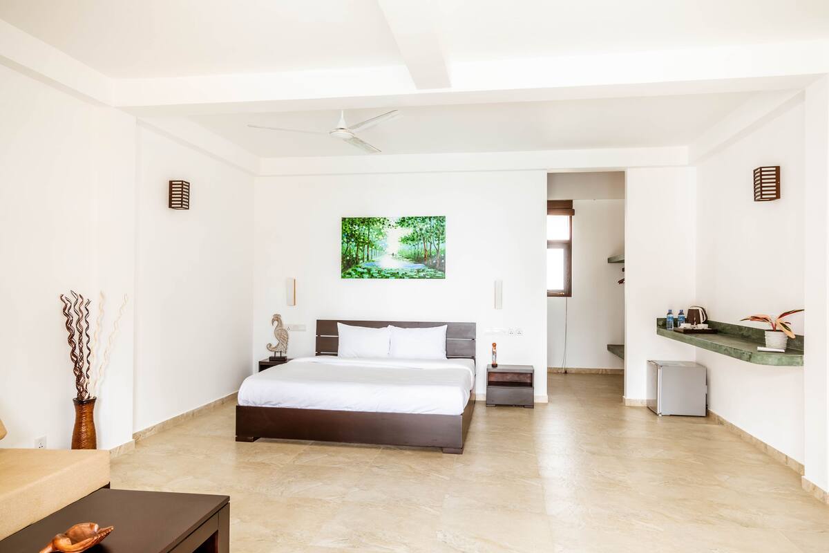 Minibar, desk, WiFi (free), bed sheets