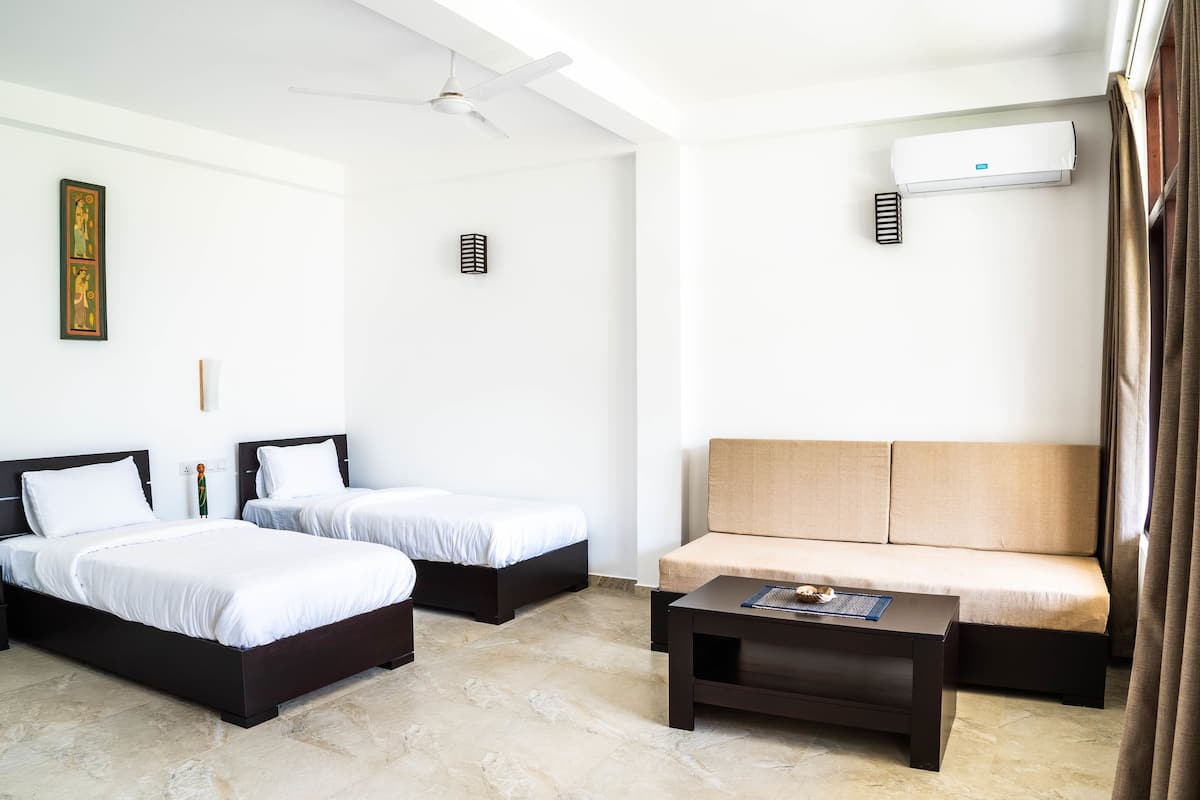 Standard Twin Room (with Sofa) | Minibar, desk, WiFi (free), bed sheets