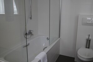 Buồng tắm vòi sen, máy sấy tóc 