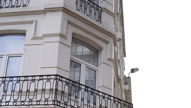Un edificio en esquina con un cartel que dice "Corner House".