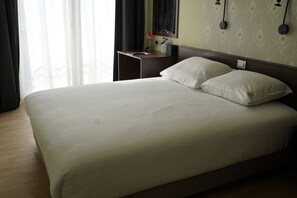 Habitación doble Confort | Caja de seguridad en la habitación y escritorio 