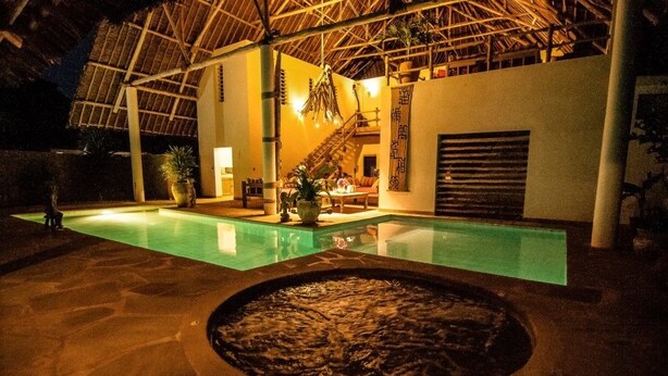 Outdoor spa tub - Maisha Marefu Luxury Villa (Diani Beach)
