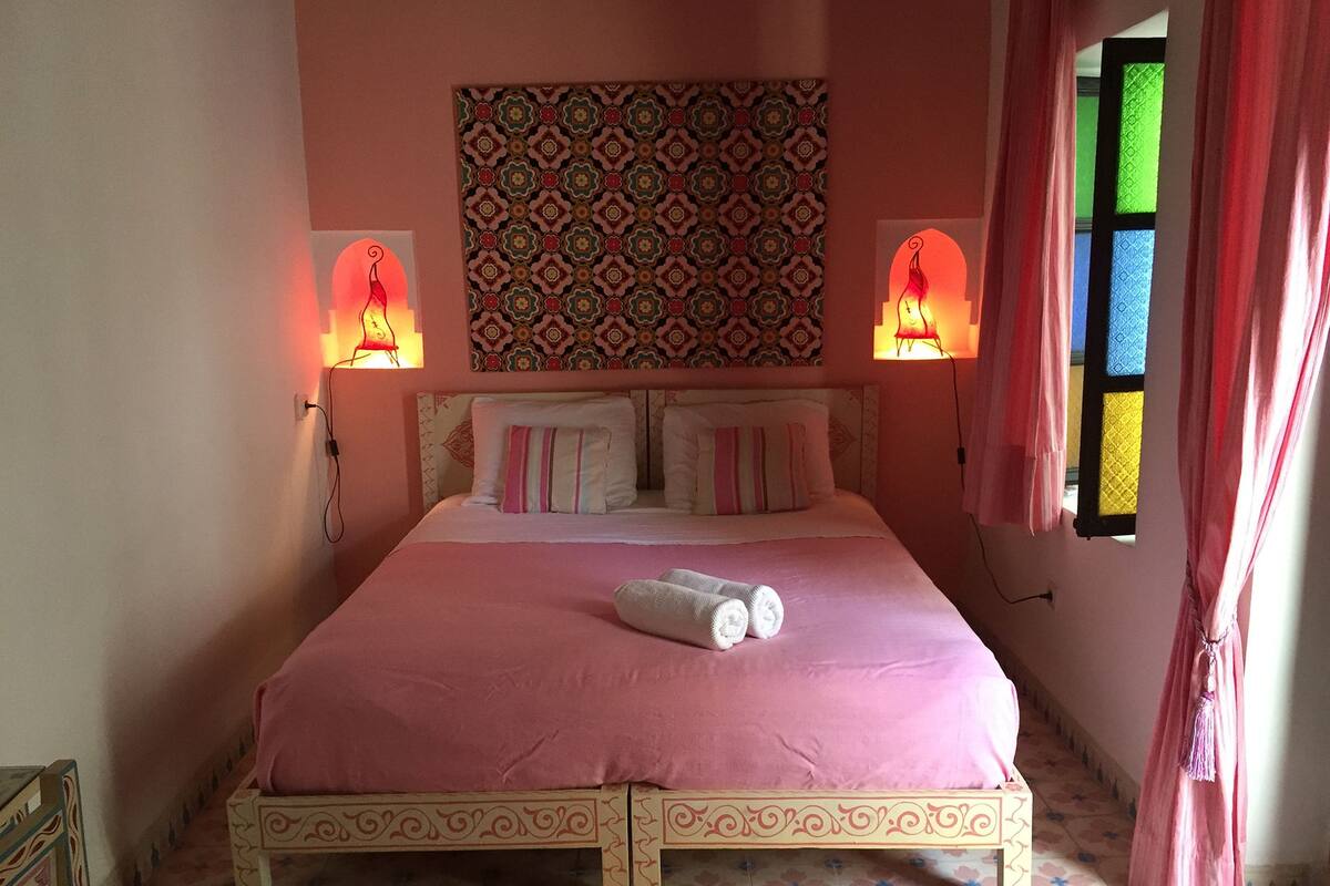 Habitación Confort con 1 cama matrimonial o 2 individuales (Rose) | Ropa de cama de alta calidad y decoración personalizada