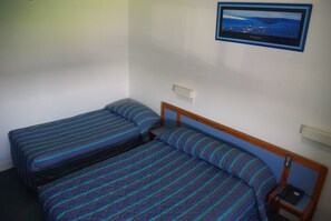 Dobbeltrom – basic | Skrivebord, barnesenger (inkludert) og ekstrasenger (mot et tillegg)