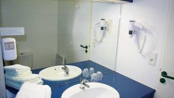 Habitación básica doble | Lavabo en el baño