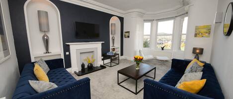 Design Townhome, 3 Bedrooms, City View, Executive Level | Living room | Flat-screen TV, MP3 dock