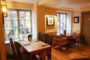 Se sirven almuerzos, cenas y cocina británica 