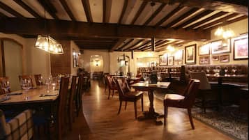 Lunch and dinner served, British cuisine