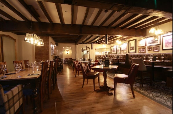 Lunch and dinner served, British cuisine - Crown Hotel (Nantwich)