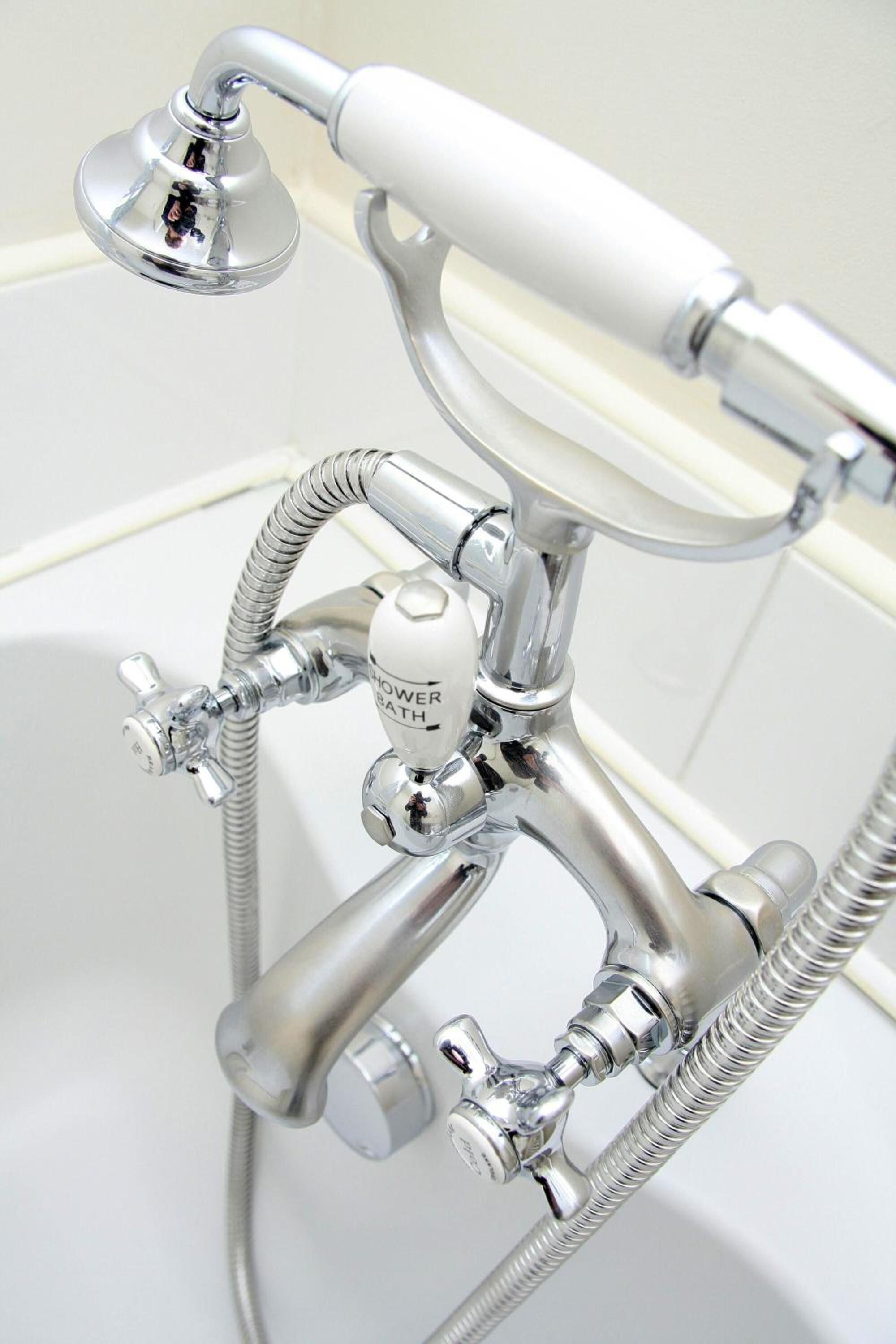 Ducha y bañera combinadas y artículos de higiene personal gratuitos