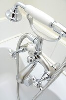 Combined shower/tub, free toiletries, towels