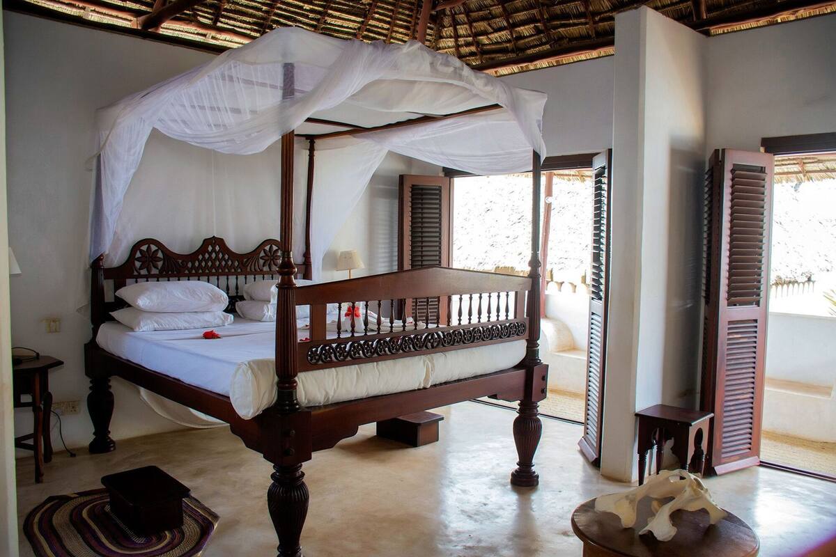 Premium bedding, in-room safe, individually decorated
