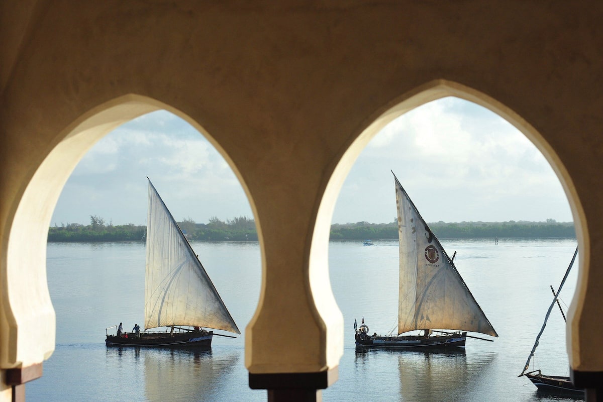 Zwei Segelboote auf ruhigem Wasser, betrachtet durch ein rundes Fenster.