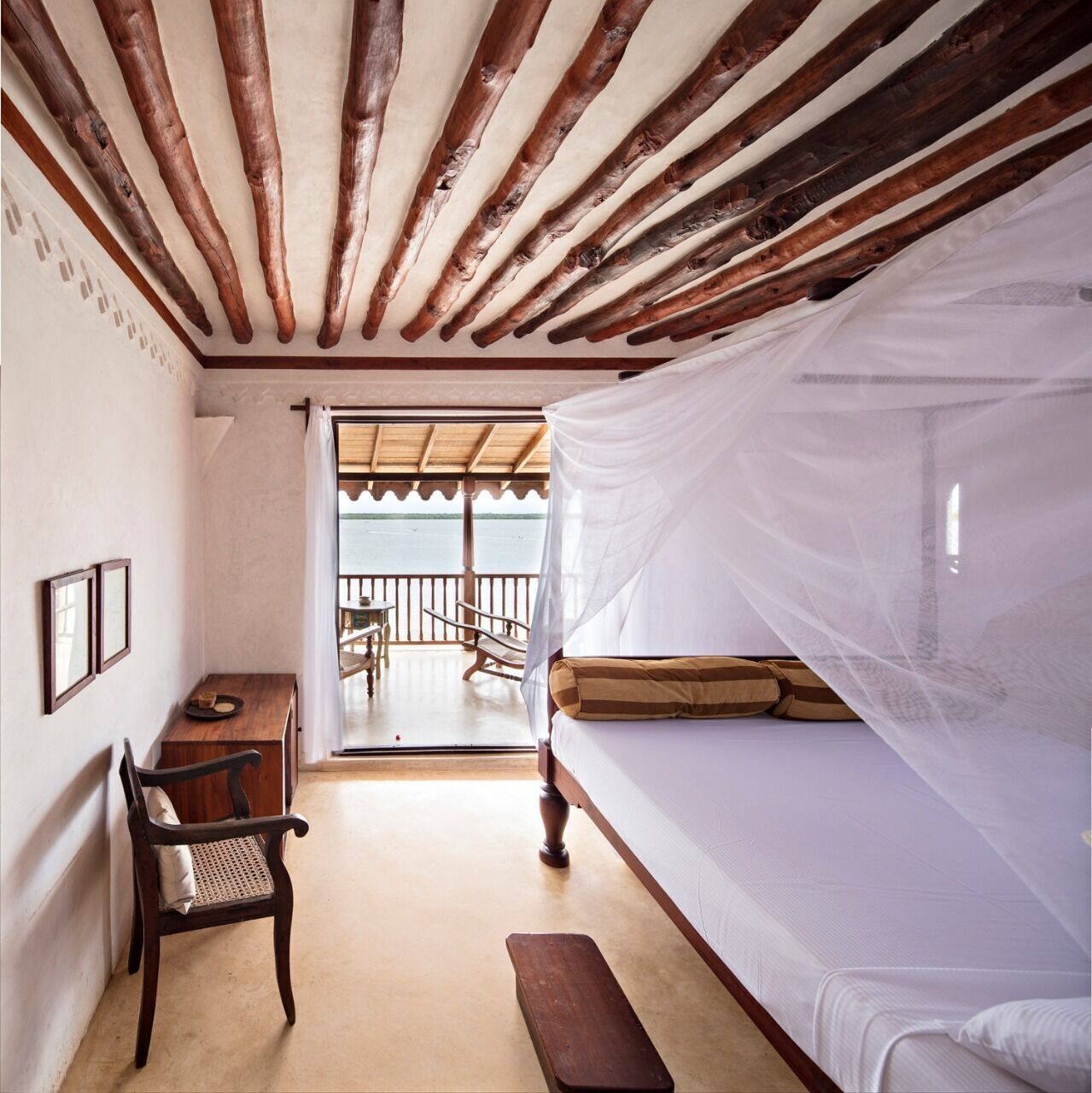 Literie de qualité, coffre-fort, décor unique, ameublement unique