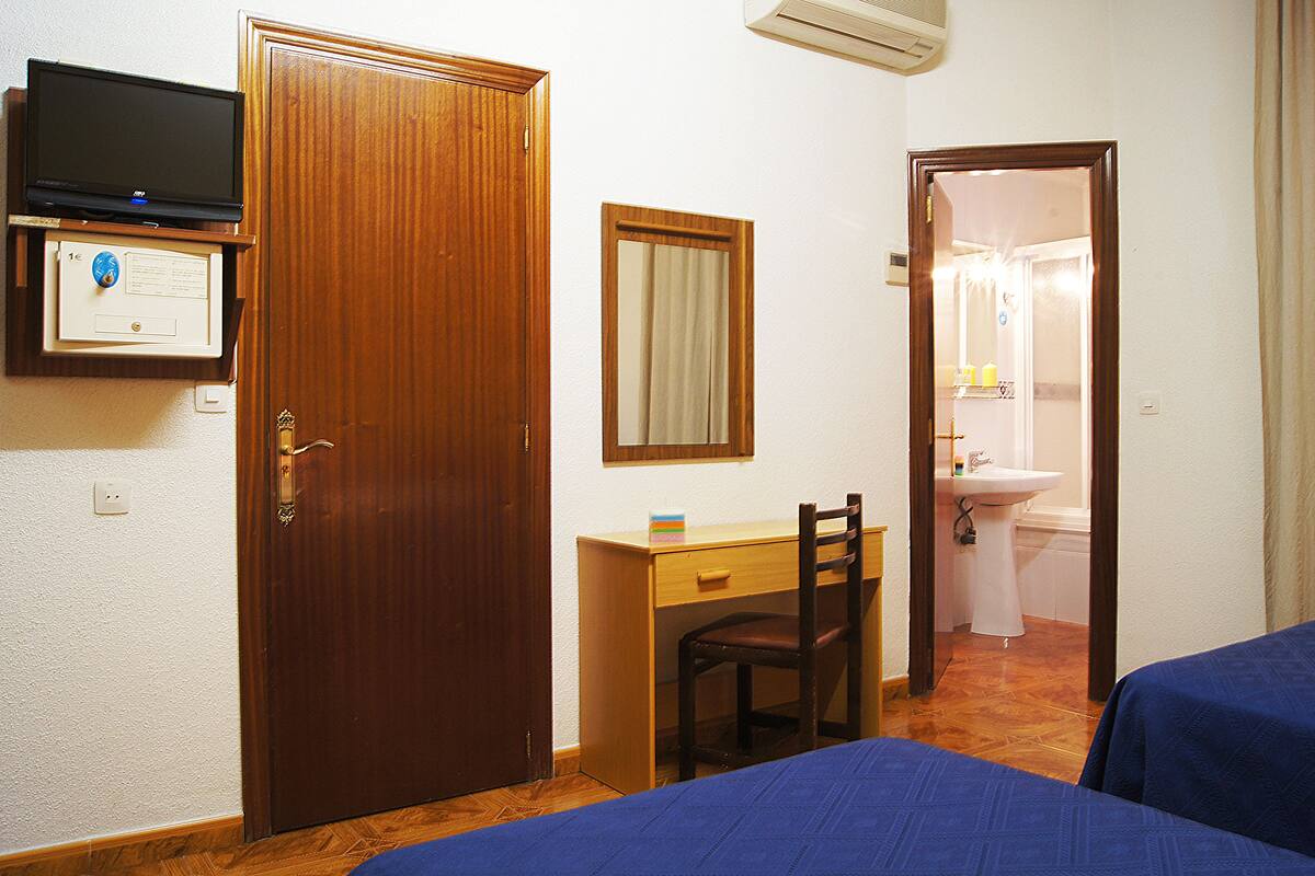 Twin Room | Desk, WiFi (free)