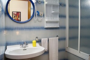 Hair dryer, towels - Hostal Zamoran (Madrid)