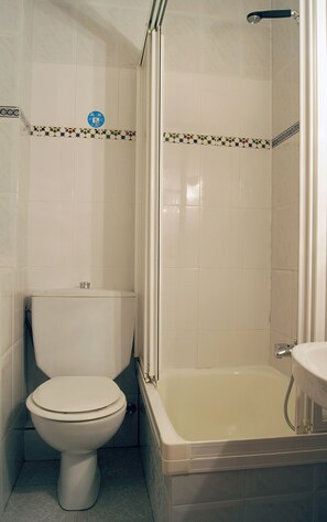 Secador de cabelo, toalhas de banho