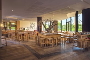 Hi ha 3 restaurants i s'hi serveixen esmorzars; plats de cuina francesa