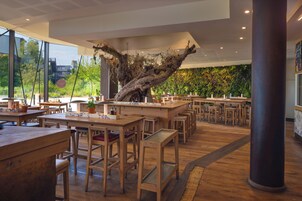 5 restaurantes; se sirve desayuno, almuerzo y cena; cocina francesa