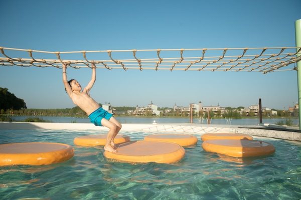 Una piscina techada, una piscina al aire libre