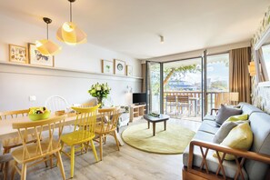 Cottage 2 Bedrooms for 4 people | Living area | Flat-screen TV - Center Parcs Villages Nature Paris (Villeneuve-le-Comte)