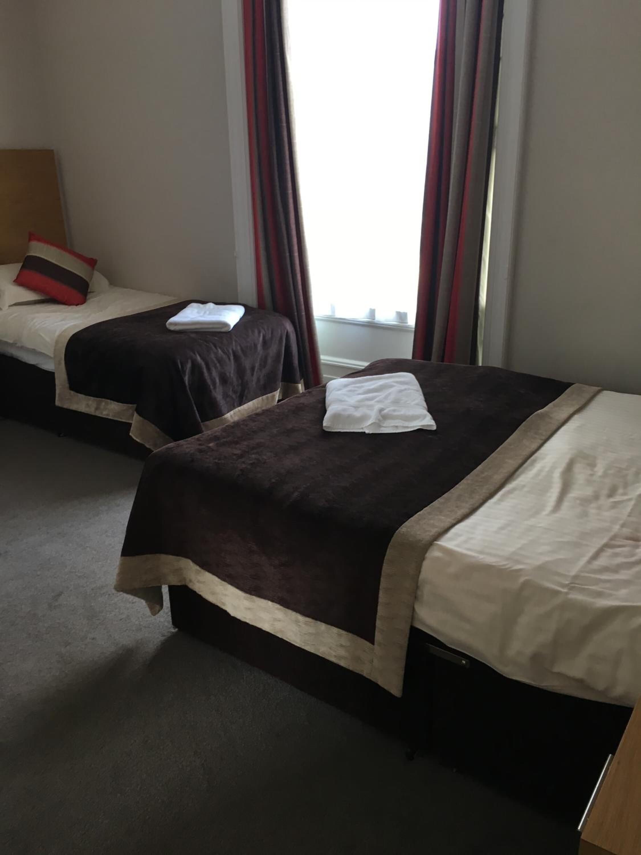 family room, ensuite | hypo-allergenic bedding, iron/ironing board, free wifi, bed sheets