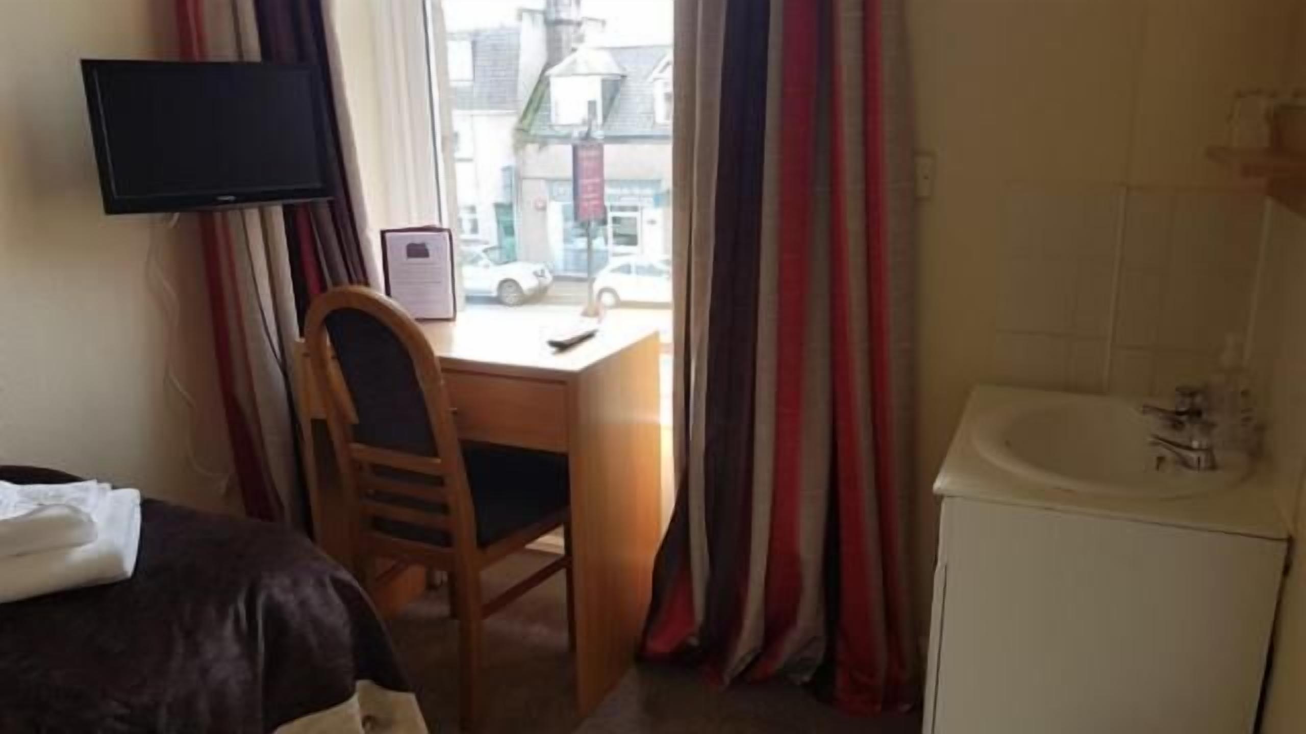 single room, shared bathroom | hypo-allergenic bedding, iron/ironing board, free wifi, bed sheets