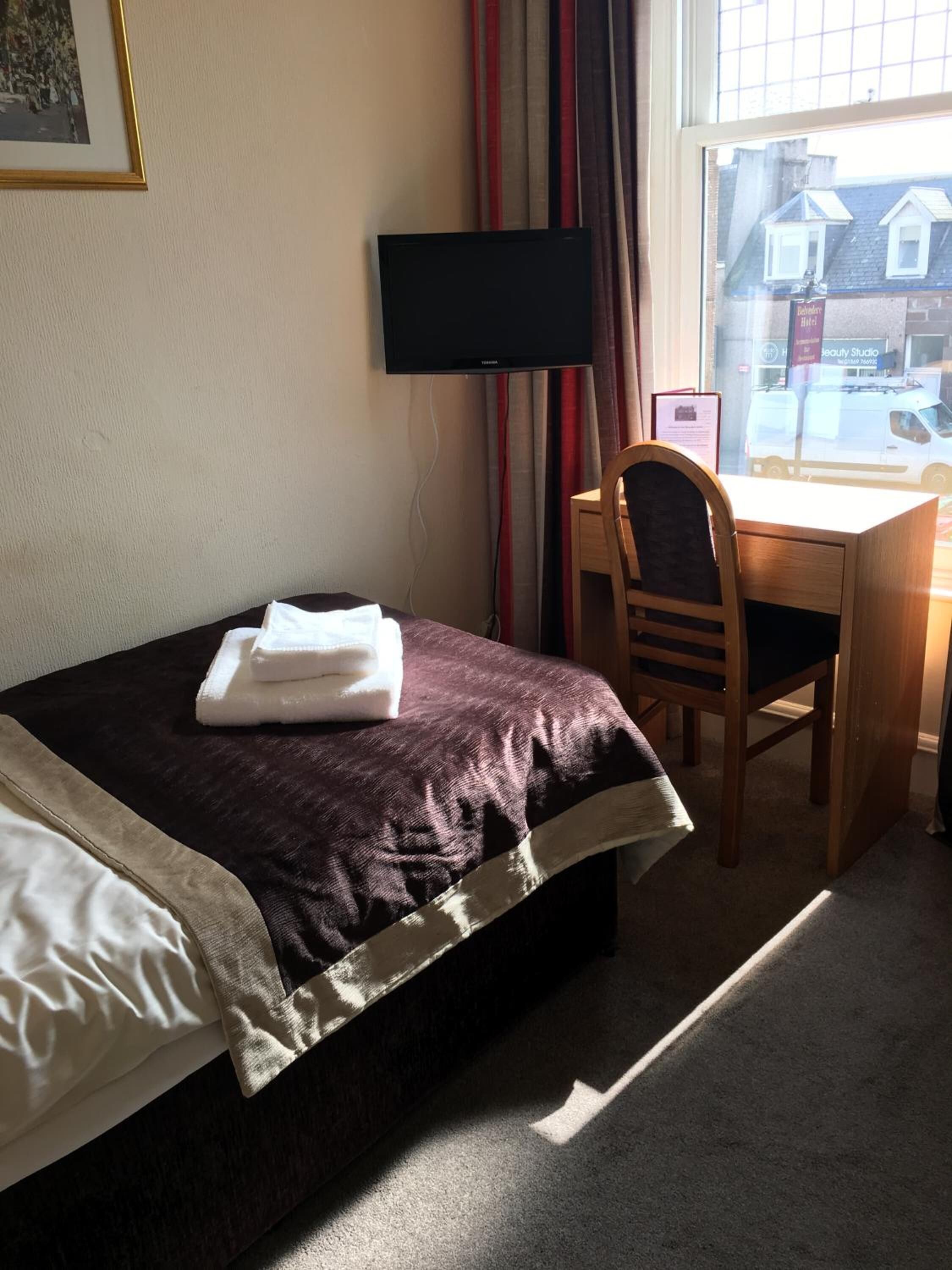 single room, shared bathroom | hypo-allergenic bedding, iron/ironing board, free wifi, bed sheets