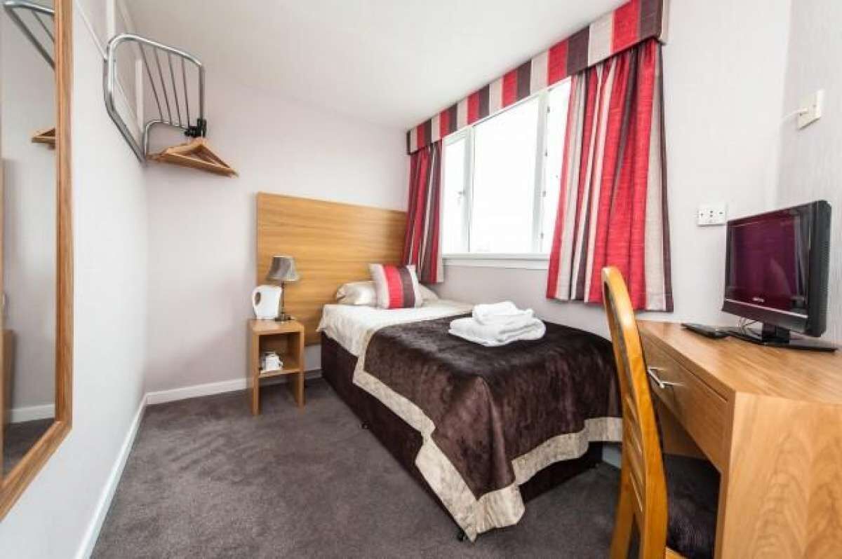 single room, shared bathroom | hypo-allergenic bedding, iron/ironing board, free wifi, bed sheets