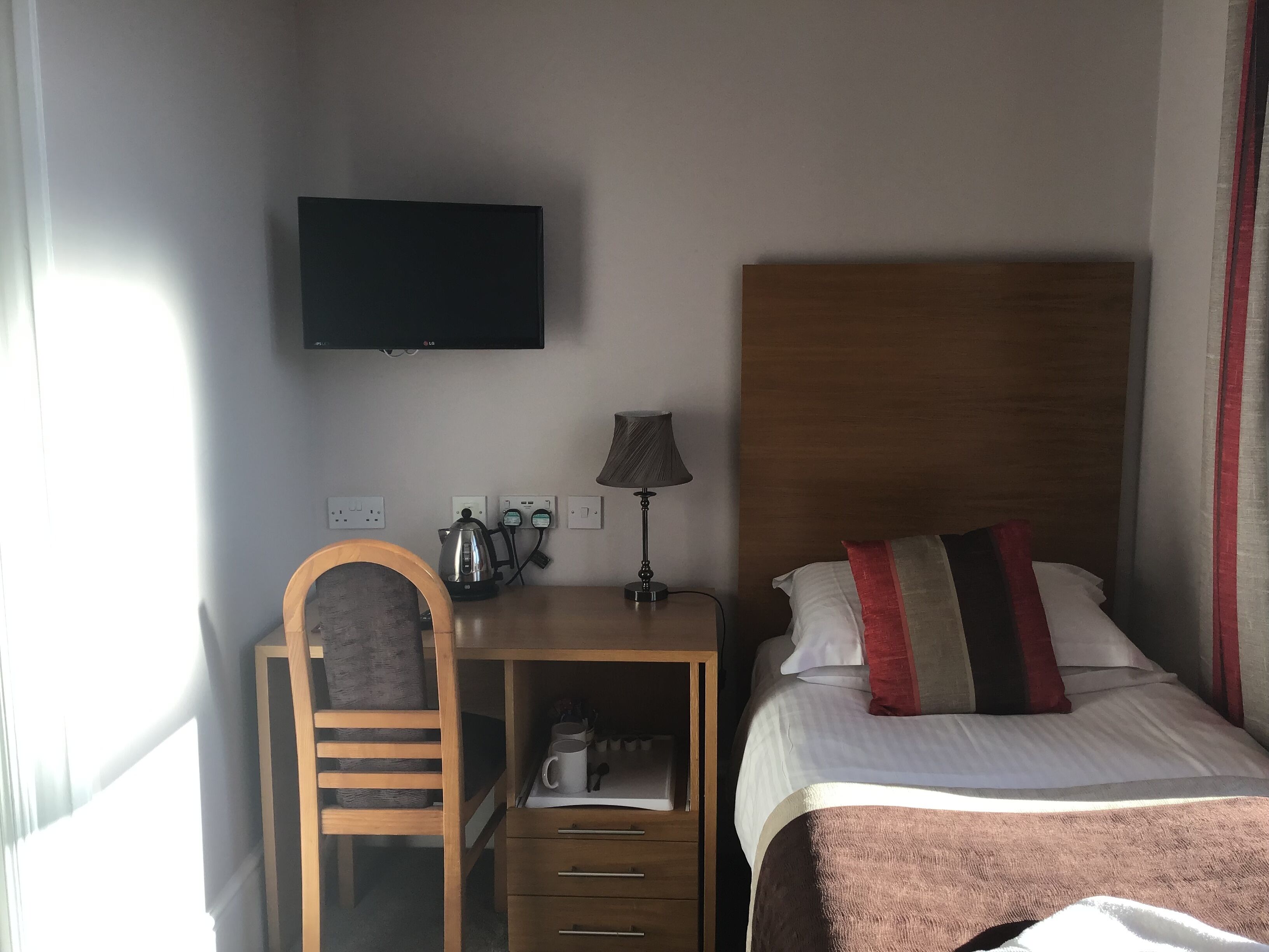 twin room, ensuite | hypo-allergenic bedding, iron/ironing board, free wifi, bed sheets