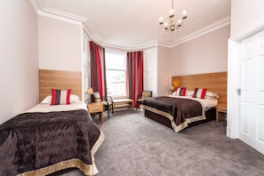 Chambre Familiale, salle de bains attenante