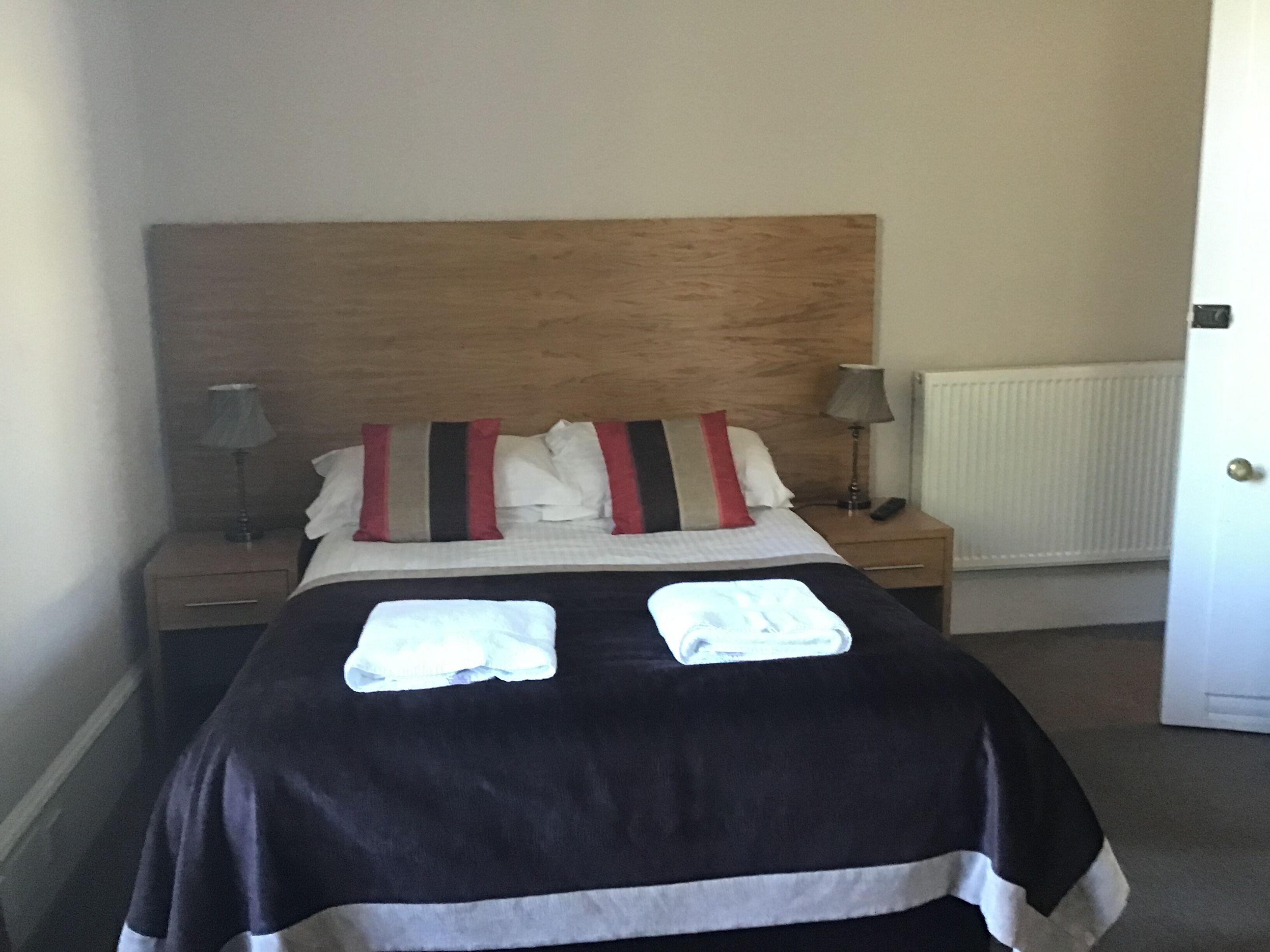 family room, ensuite | hypo-allergenic bedding, iron/ironing board, free wifi, bed sheets