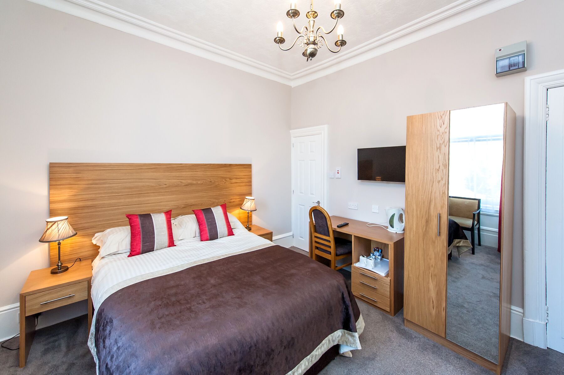 family room, ensuite | hypo-allergenic bedding, iron/ironing board, free wifi, bed sheets