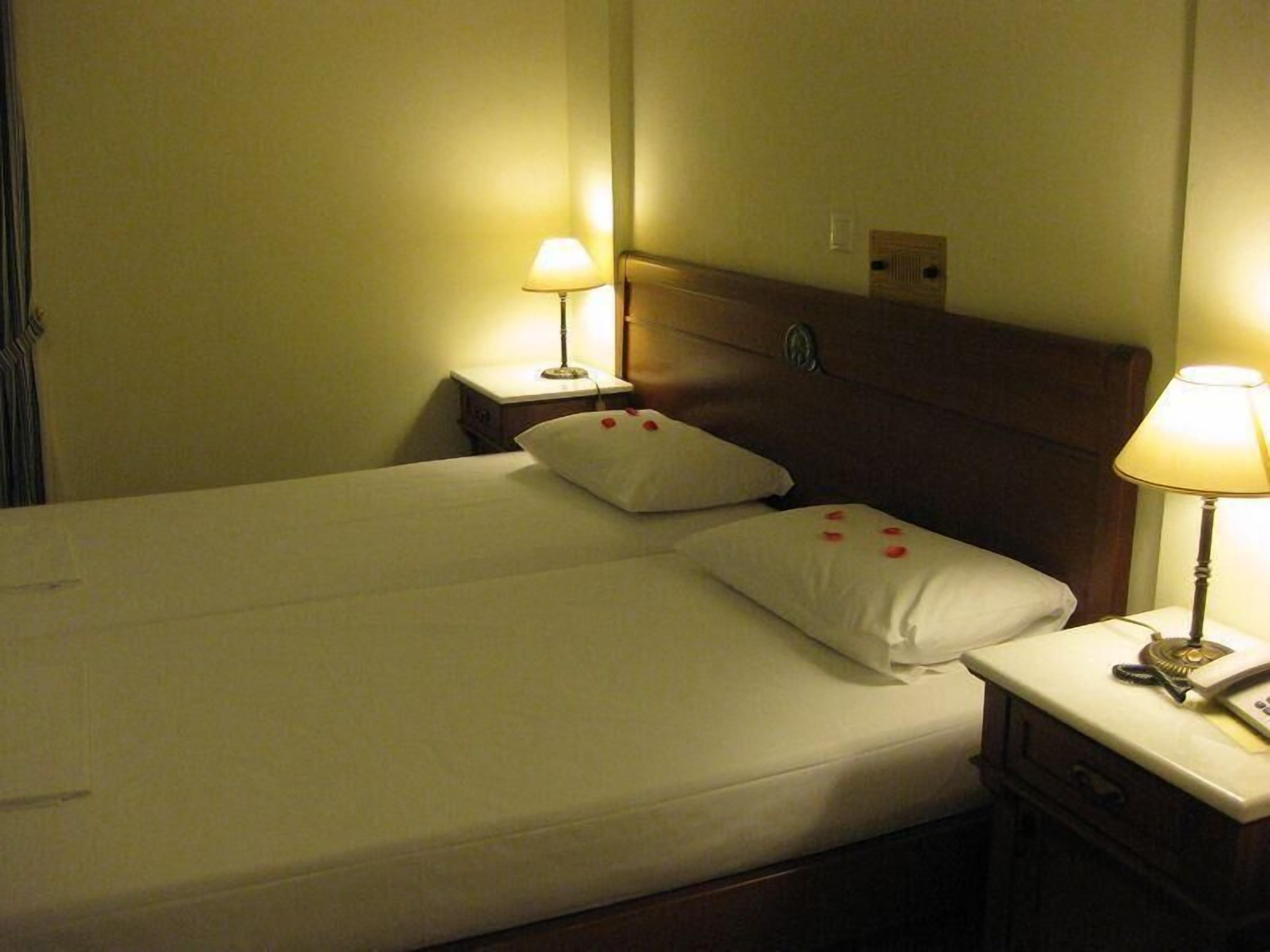 minibar, in-room safe, free wifi, bed sheets