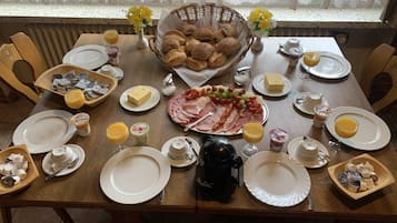 Sarapan Eropah setiap hari (EUR 7.50 seorang)