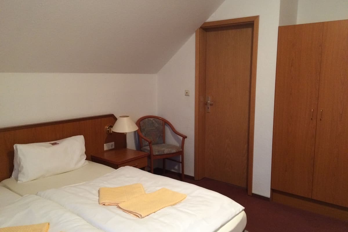 double room | desk, blackout curtains, soundproofing, free cots/infant beds