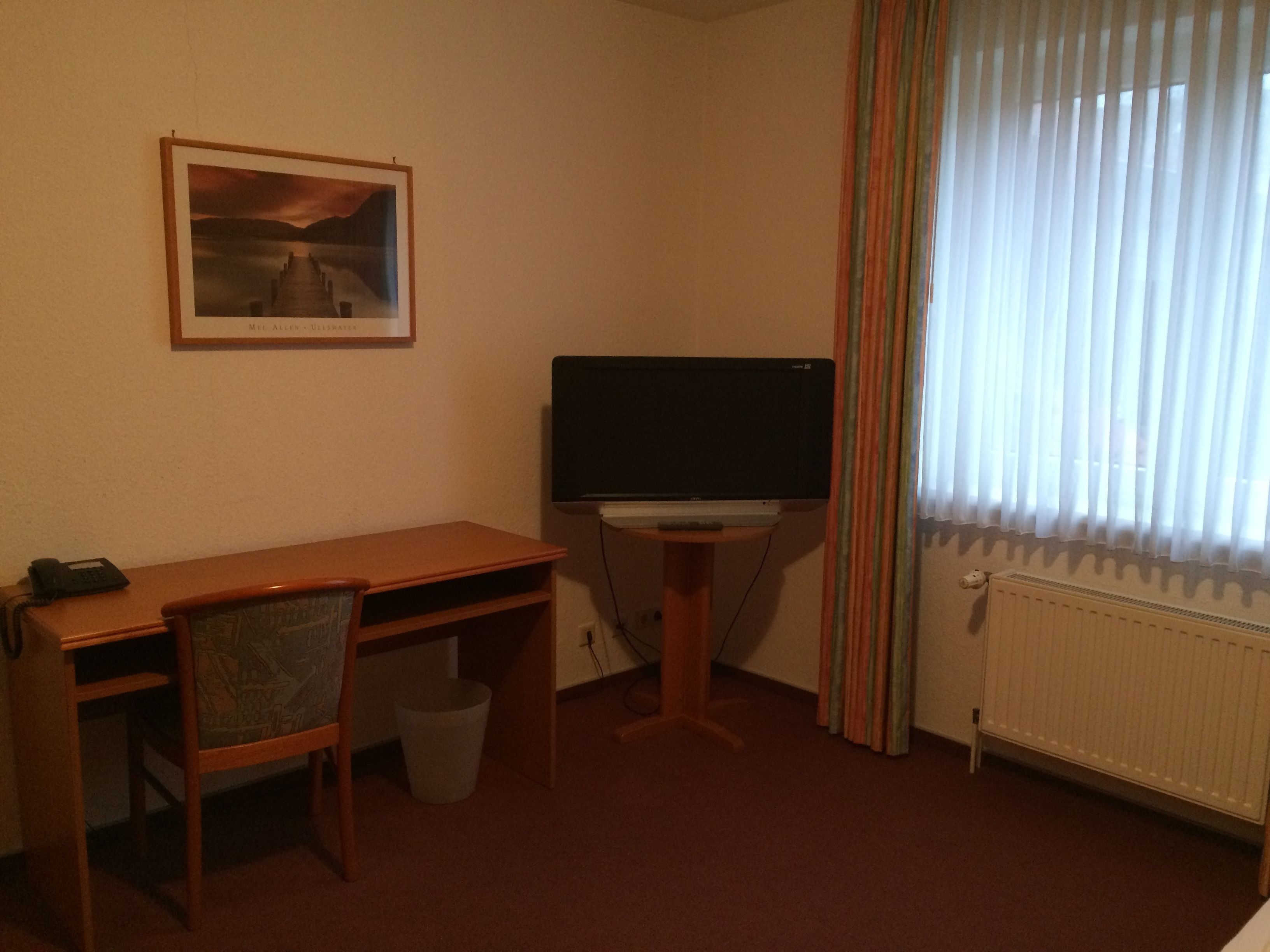 double room | living area | flat-screen tv