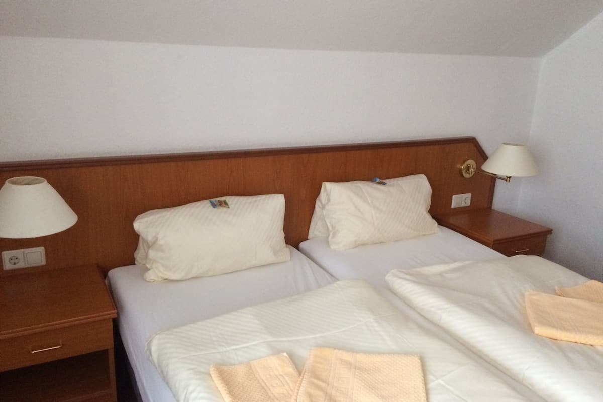 double room | desk, blackout curtains, soundproofing, free cots/infant beds