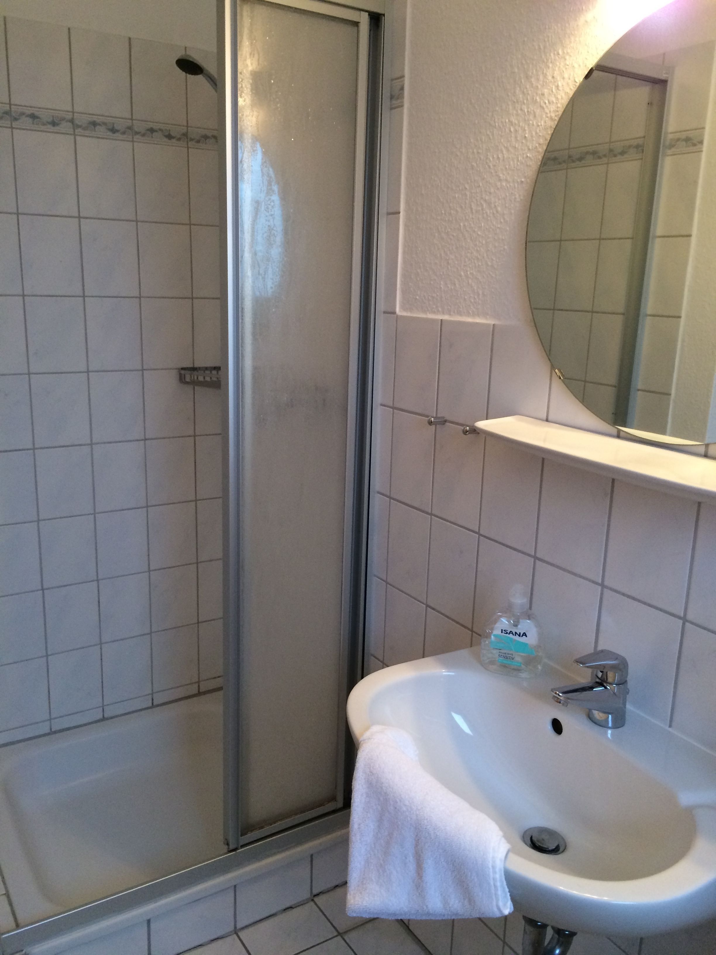 single room | bathroom shower