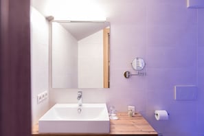 Standard Double Room | Bathroom | Shower, free toiletries, towels