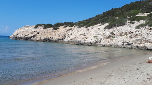 Weißer Sandstrand, Liegestühle, Sonnenschirme, Strandtücher