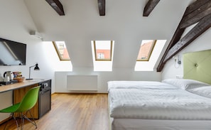 Minibar, in-room safe, desk, laptop workspace - Hotel Garden Court (Prague)