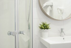 Bathroom sink - Hotel Garden Court (Prague)